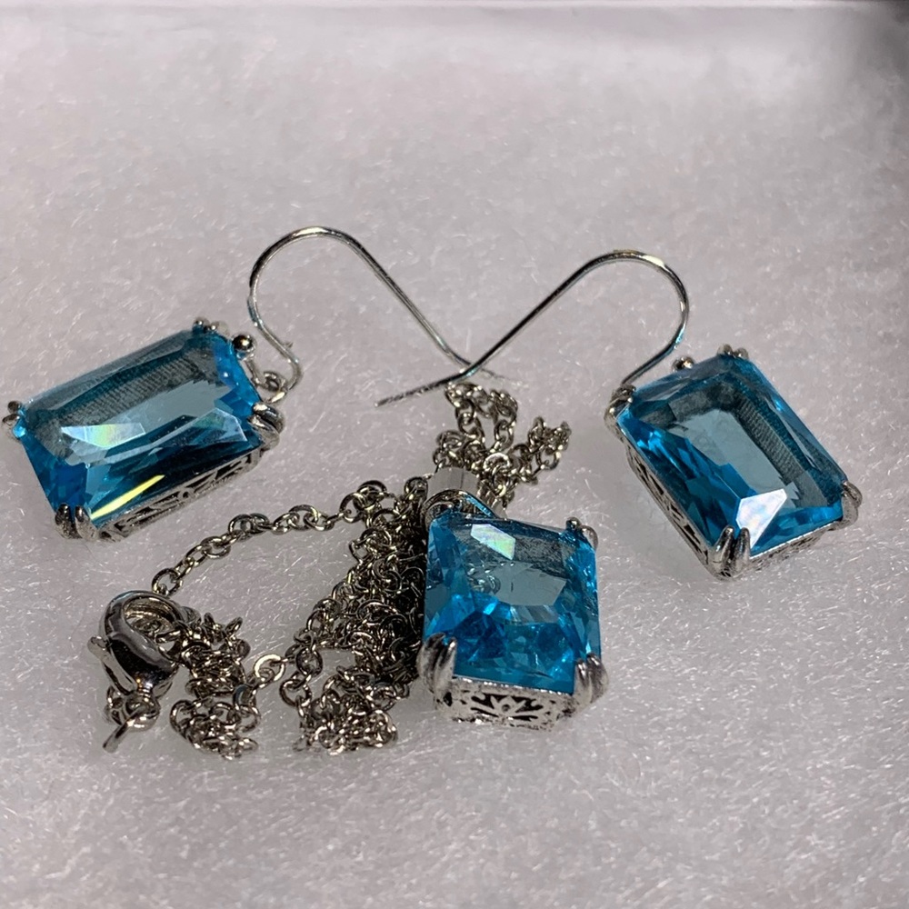 Elegant Blue Gemstone Earrings and Necklace Set